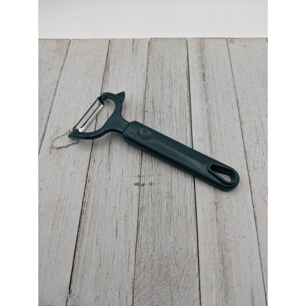 Stainless Steel Floating Blade Vegetable Potato Peeler Green Handle 6 3/4"